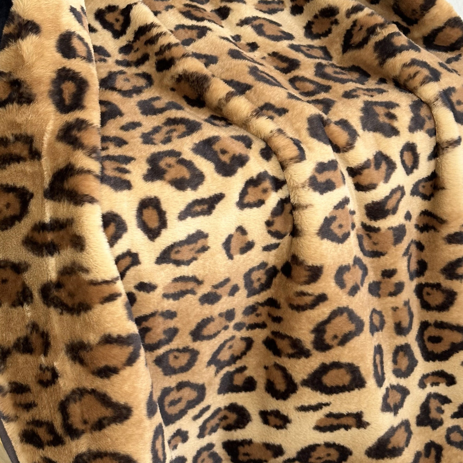 Experience Luxury with Plush Faux Fur Throw Blanket (Brown Jaguar)